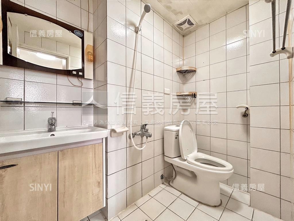 校園京華明亮電梯三房房屋室內格局與周邊環境