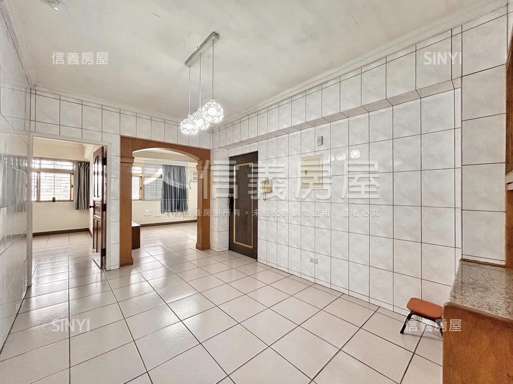 校園京華明亮電梯三房房屋室內格局與周邊環境