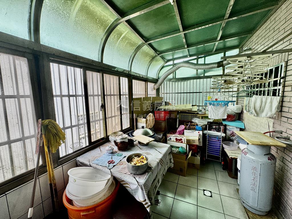 舒適生活。靜巷邊間透天房屋室內格局與周邊環境