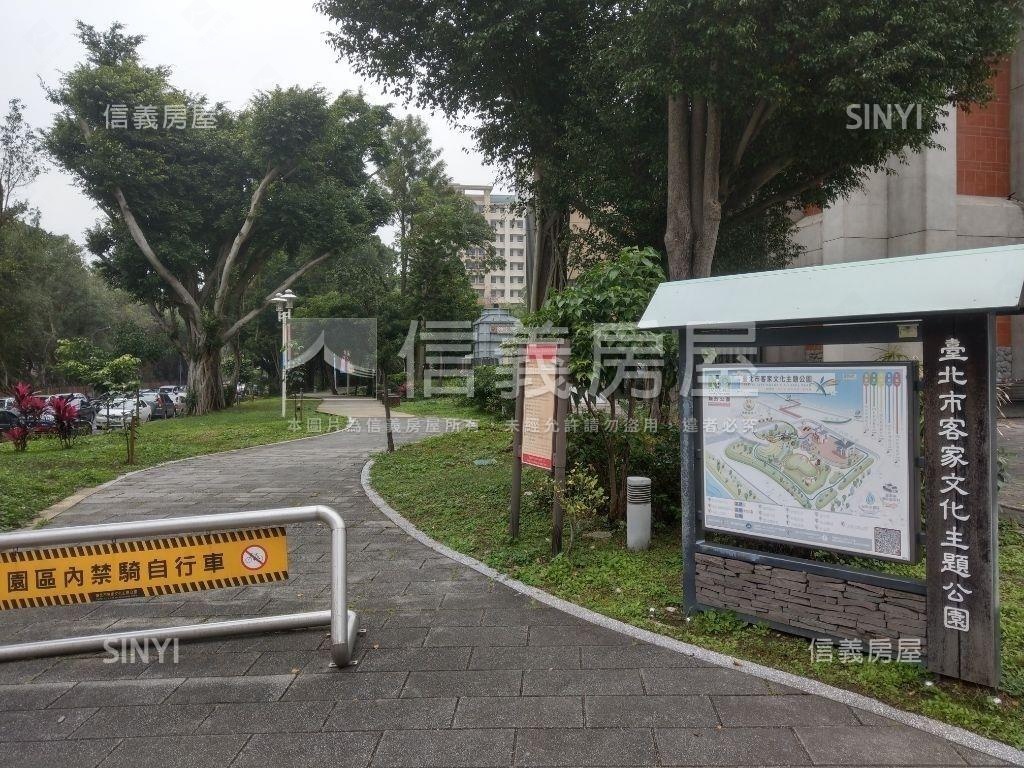 首都帝景美裝坡平車位房屋室內格局與周邊環境