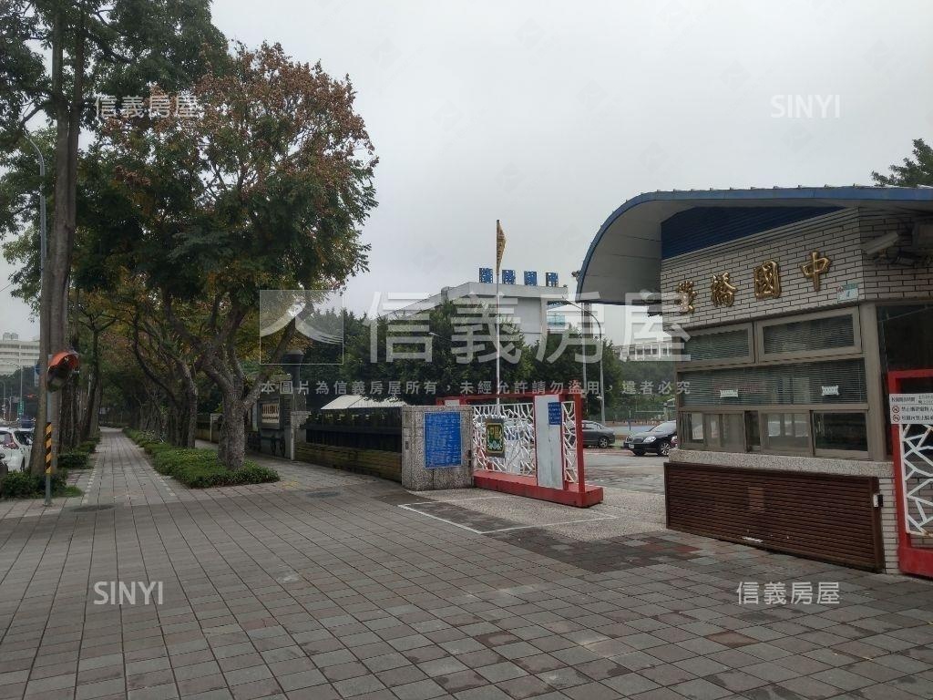 首都帝景美裝坡平車位房屋室內格局與周邊環境