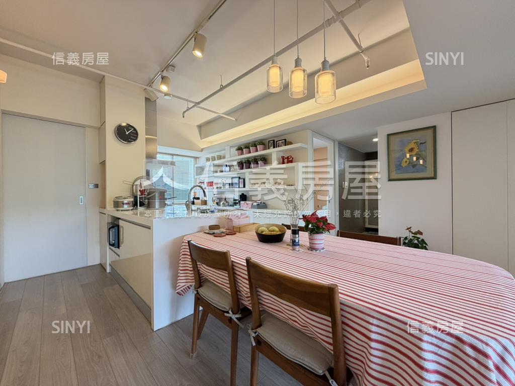 近捷運高樓遠山綠景雅築房屋室內格局與周邊環境