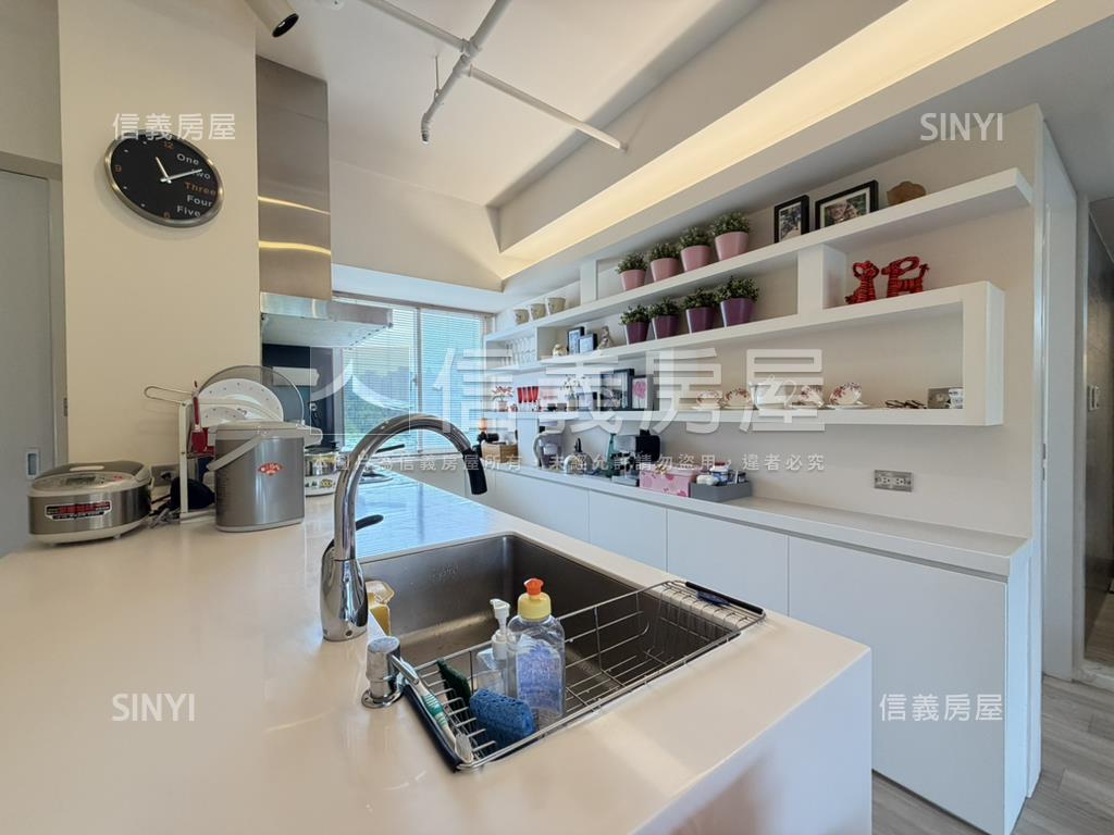 近捷運高樓遠山綠景雅築房屋室內格局與周邊環境