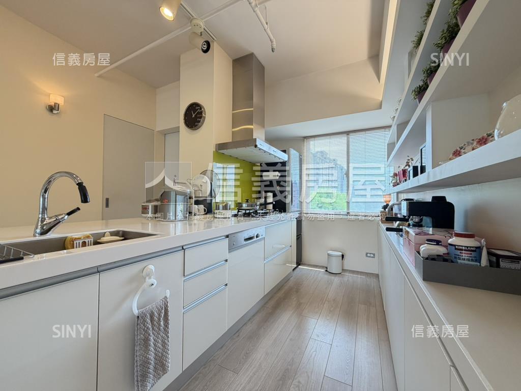 近捷運高樓遠山綠景雅築房屋室內格局與周邊環境