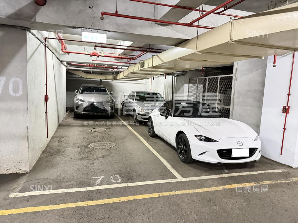 近捷運高樓遠山綠景雅築房屋室內格局與周邊環境