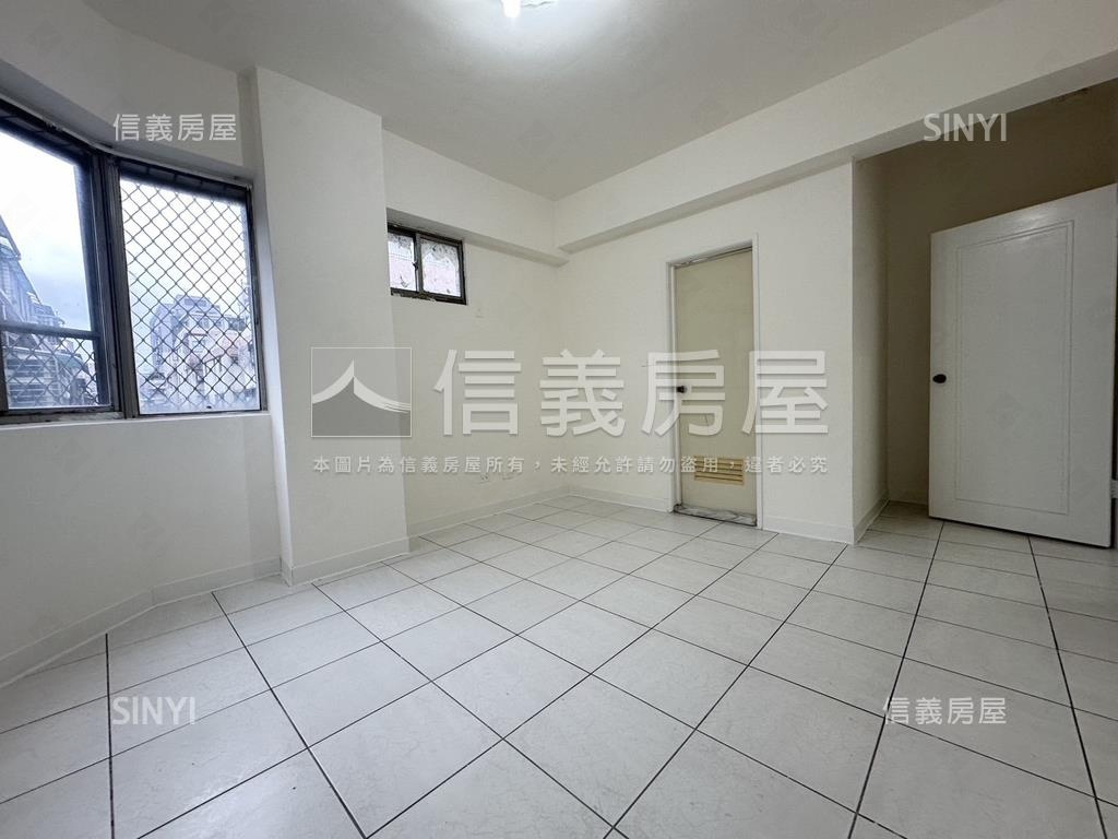 東方巴黎邊間方正三房房屋室內格局與周邊環境