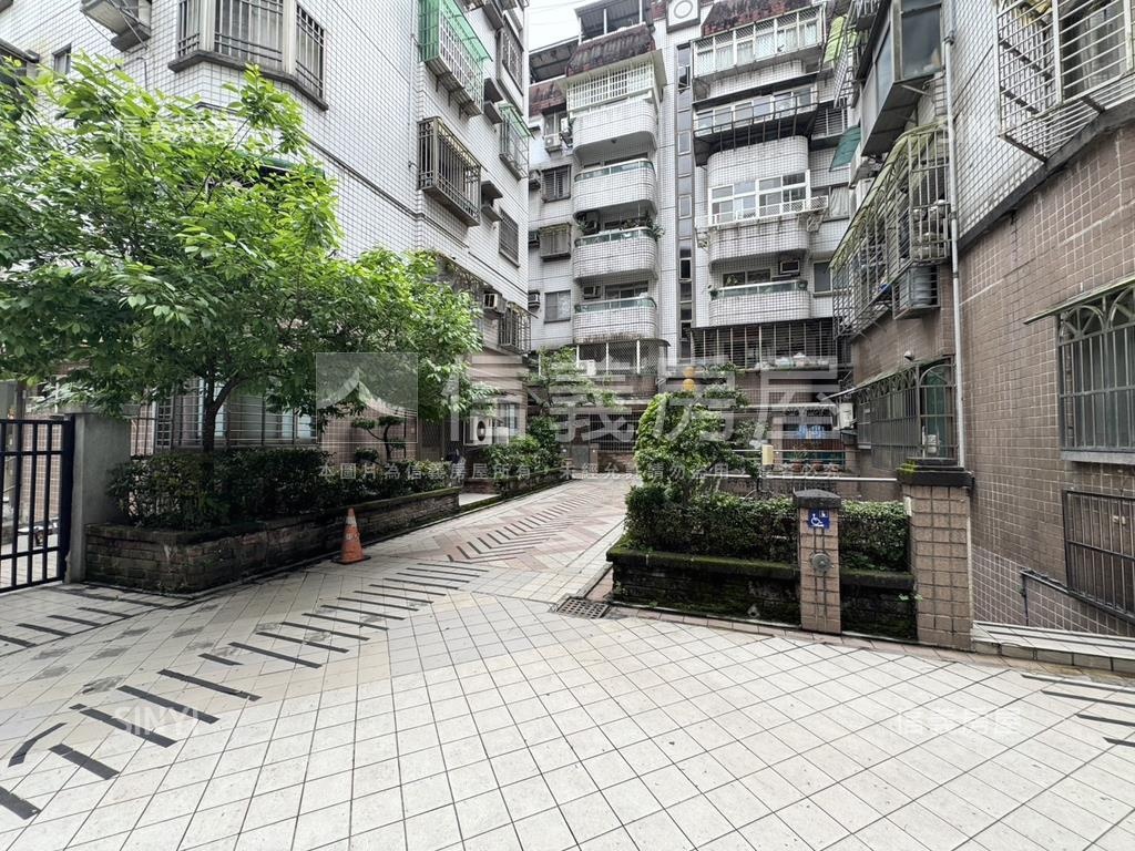 東方巴黎邊間方正三房房屋室內格局與周邊環境