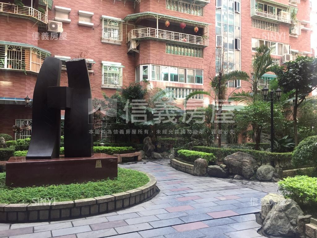 新莊站邊間稀有三房車位房屋室內格局與周邊環境