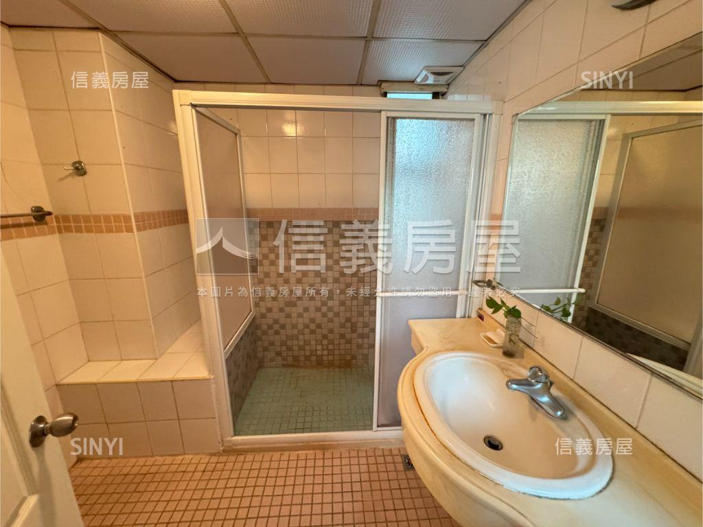 向上市場三房平車房屋室內格局與周邊環境