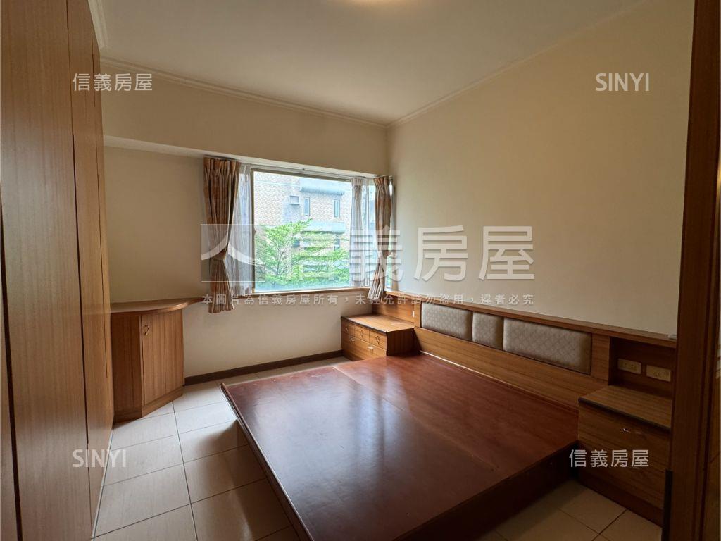 向上市場三房平車房屋室內格局與周邊環境