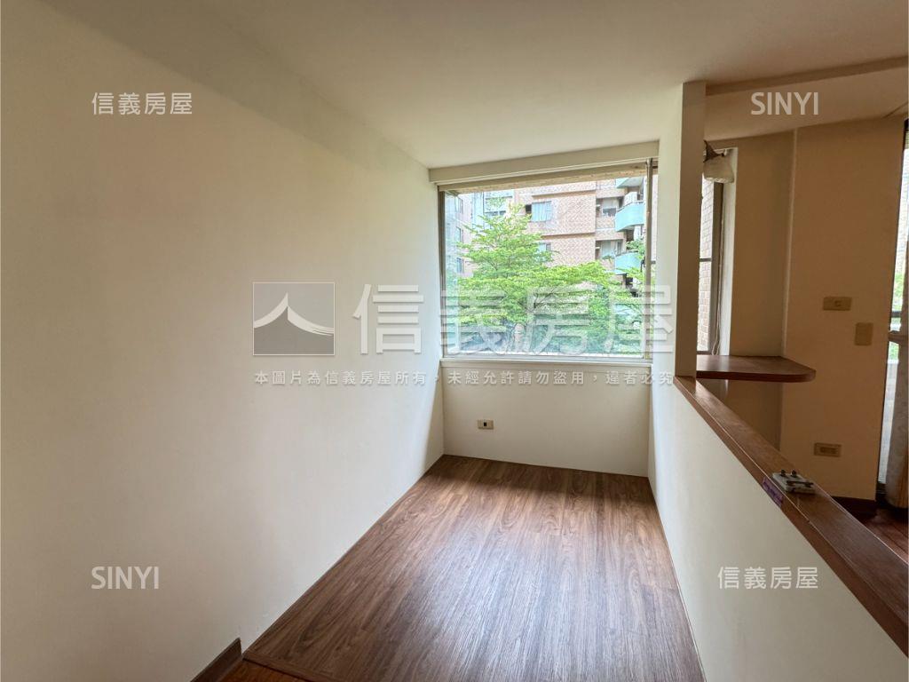 向上市場三房平車房屋室內格局與周邊環境