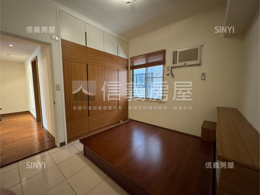 向上市場三房平車房屋室內格局與周邊環境