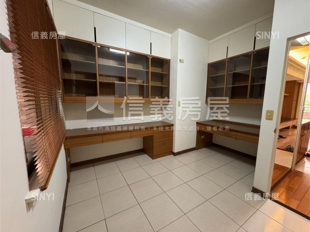 向上市場三房平車房屋室內格局與周邊環境