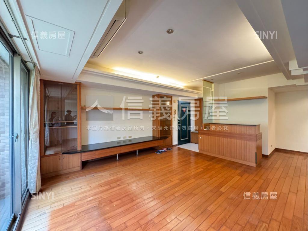 向上市場三房平車房屋室內格局與周邊環境