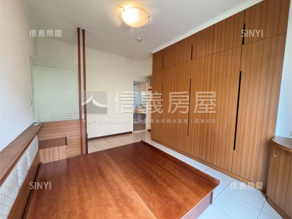 向上市場三房平車房屋室內格局與周邊環境