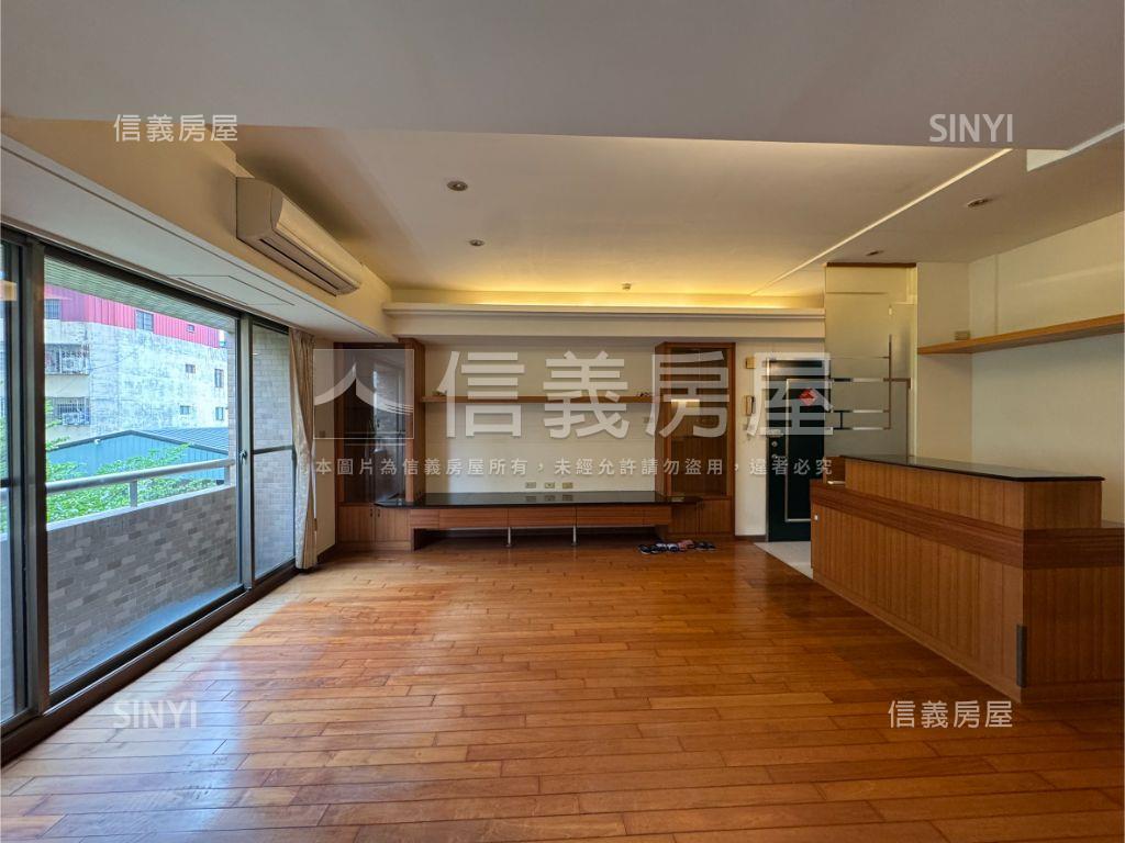 向上市場三房平車房屋室內格局與周邊環境