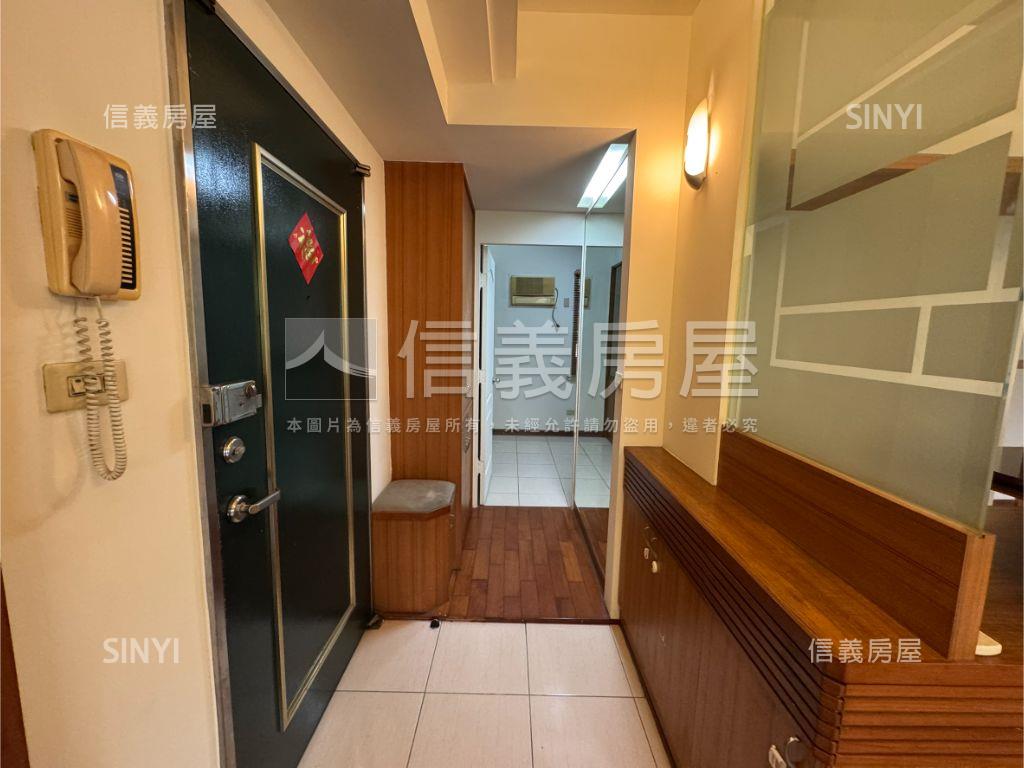 向上市場三房平車房屋室內格局與周邊環境