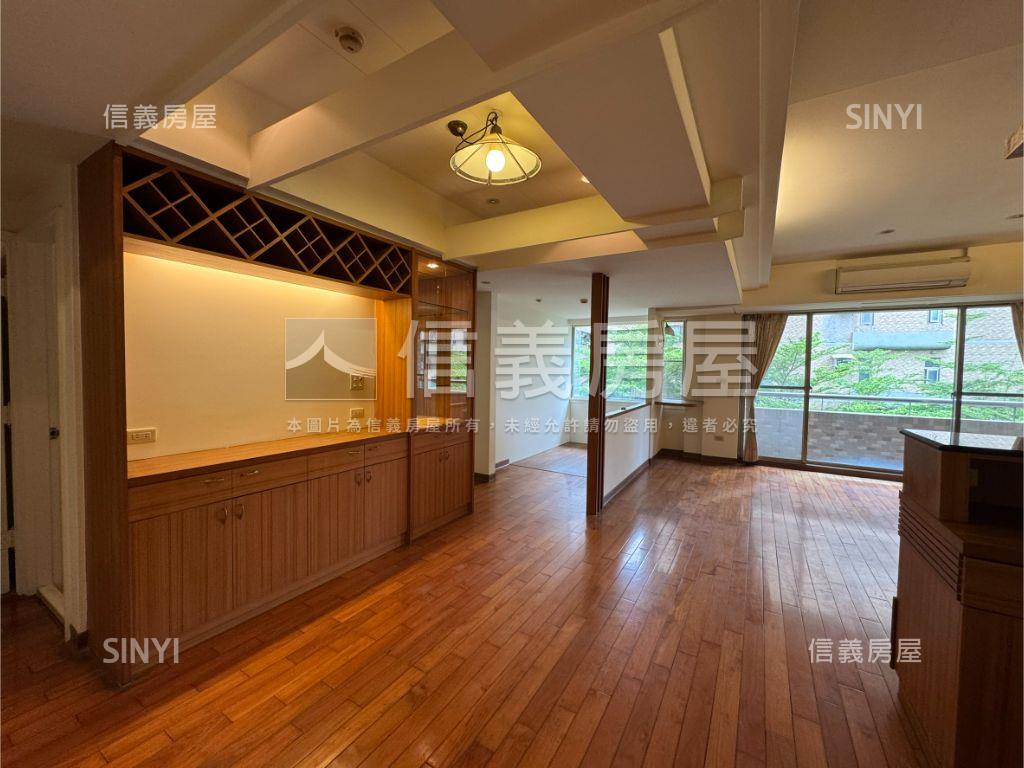 向上市場三房平車房屋室內格局與周邊環境