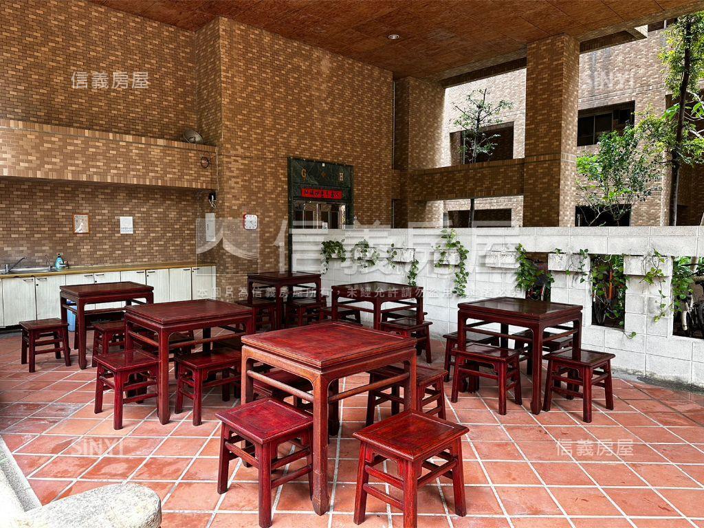 向上市場三房平車房屋室內格局與周邊環境