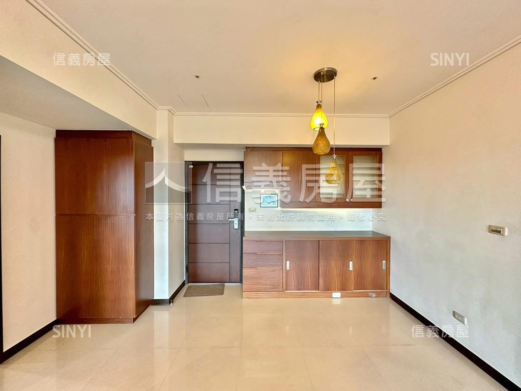 稀有落地窗美景壯闊兩房車房屋室內格局與周邊環境