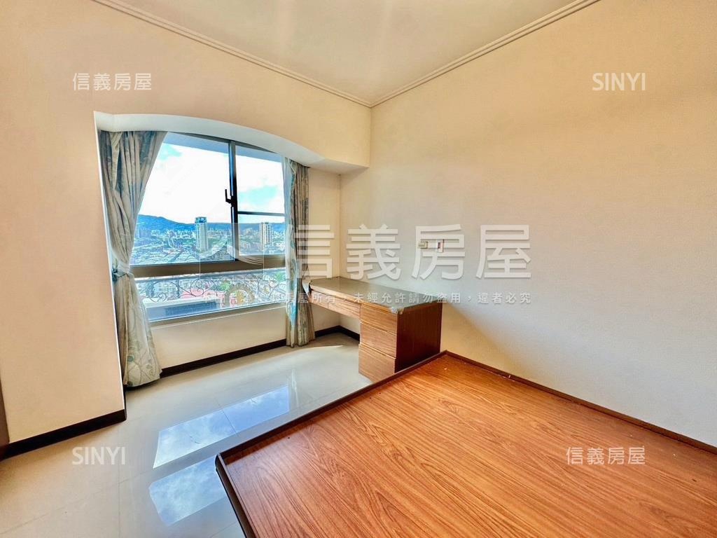 稀有落地窗美景壯闊兩房車房屋室內格局與周邊環境