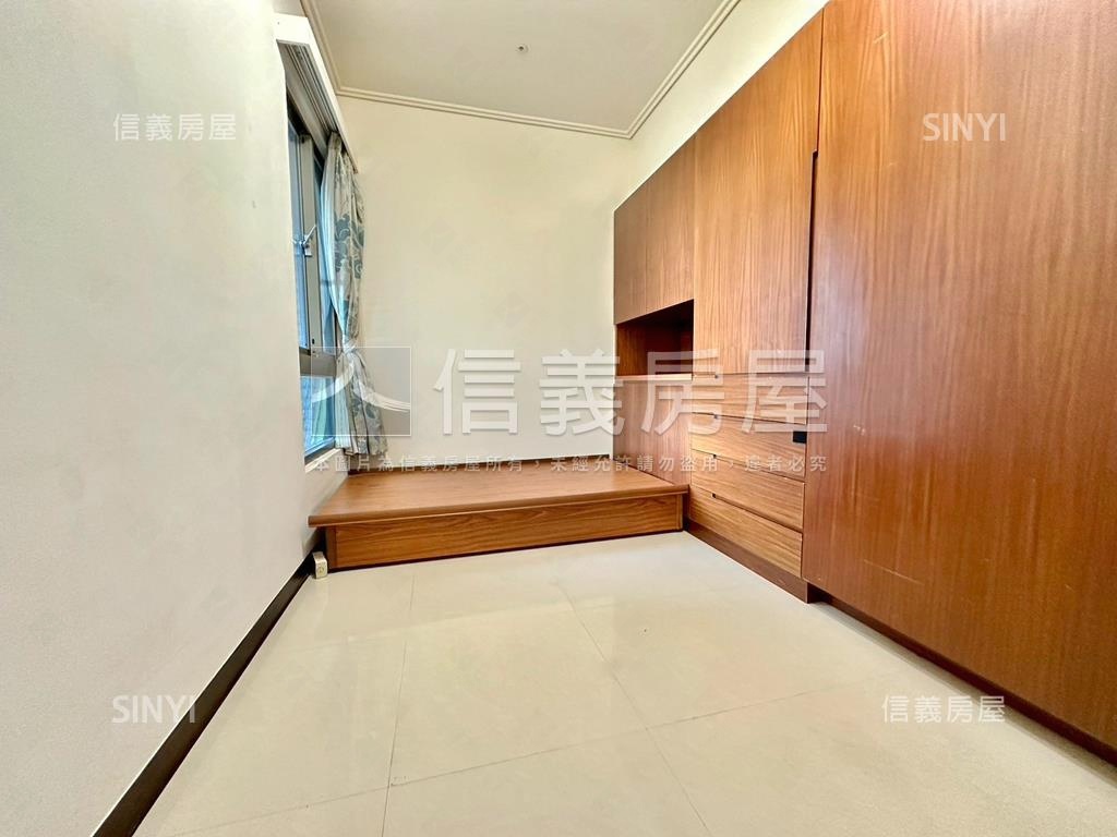 稀有落地窗美景壯闊兩房車房屋室內格局與周邊環境