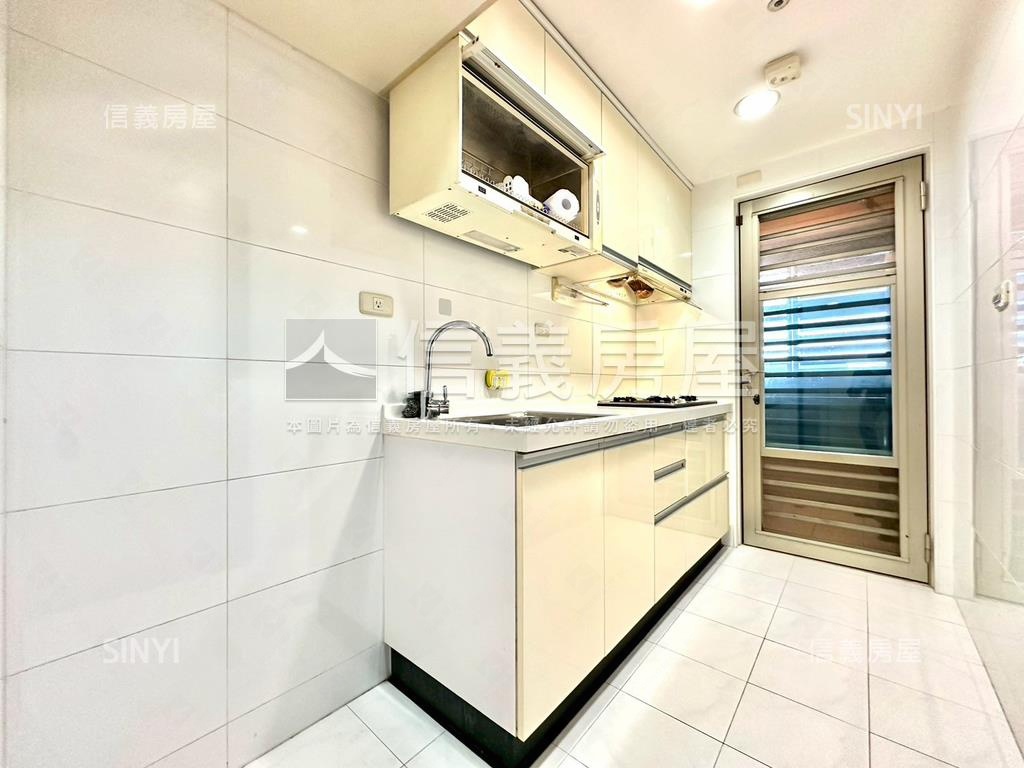 稀有落地窗美景壯闊兩房車房屋室內格局與周邊環境