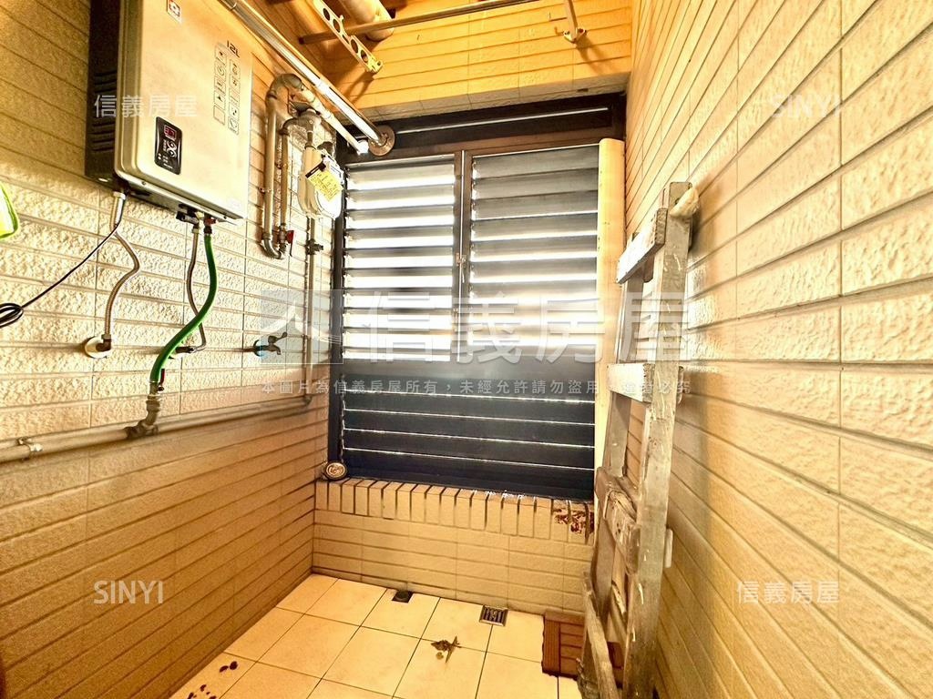 稀有落地窗美景壯闊兩房車房屋室內格局與周邊環境