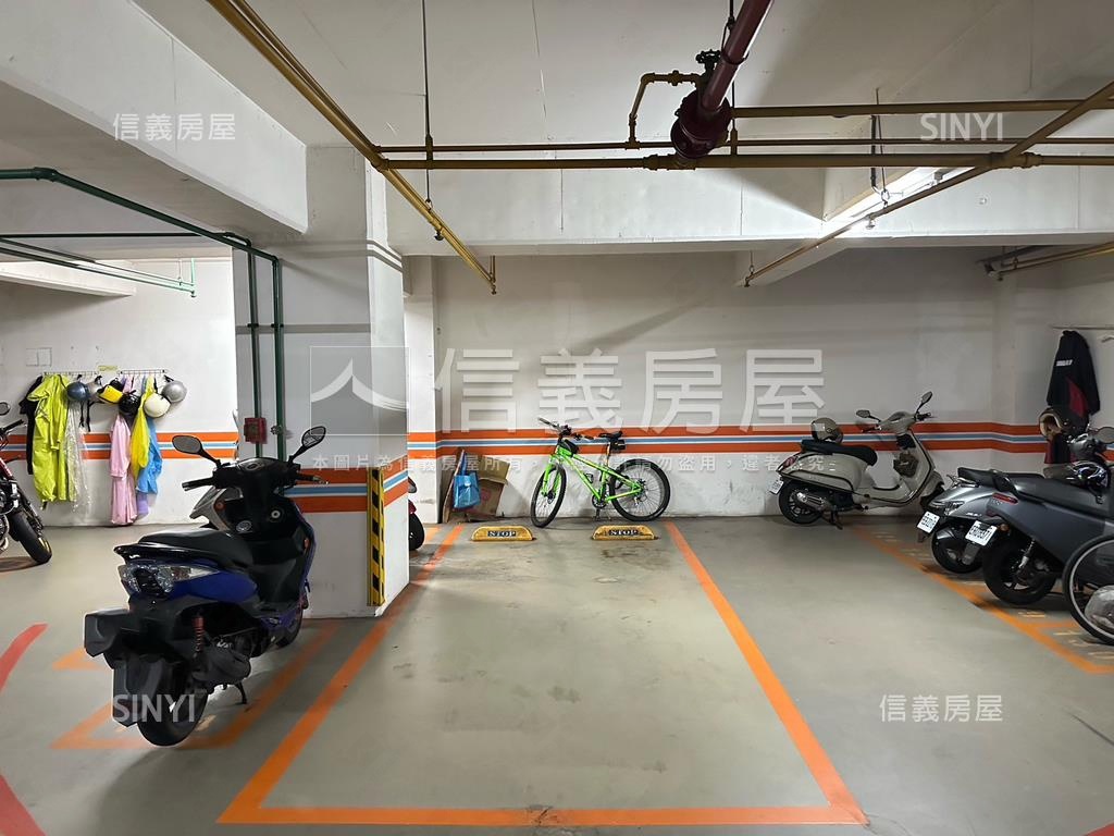 稀有落地窗美景壯闊兩房車房屋室內格局與周邊環境