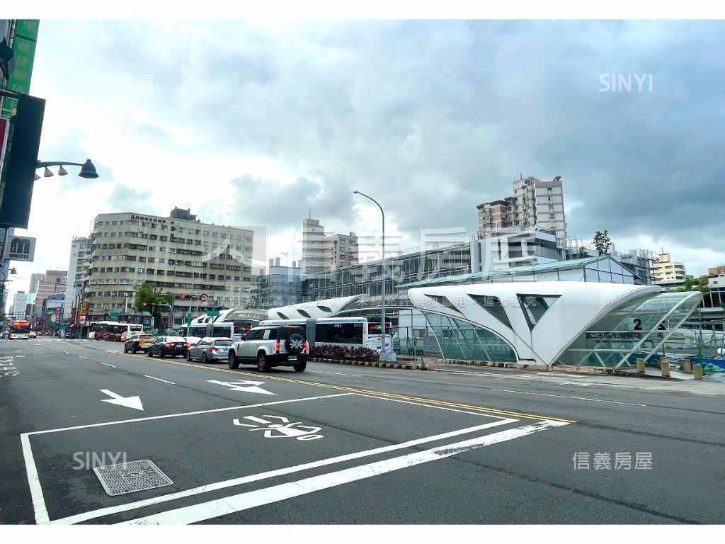 臺灣大道優質大面寬金角店房屋室內格局與周邊環境