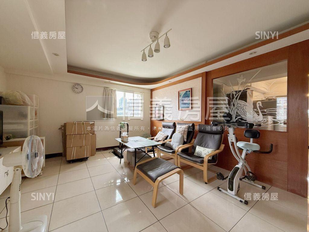 捷運旁面學校大四房附車位房屋室內格局與周邊環境