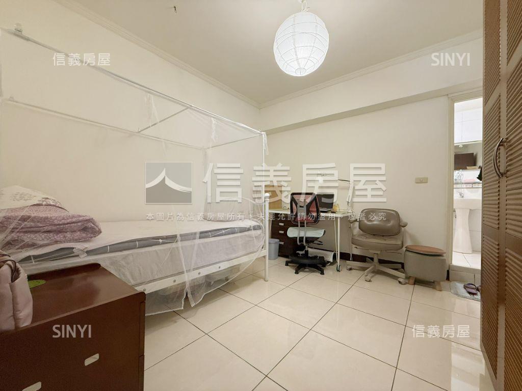 捷運旁面學校大四房附車位房屋室內格局與周邊環境