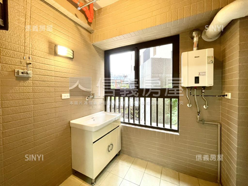 孩子王美裝潢平面車位房屋室內格局與周邊環境