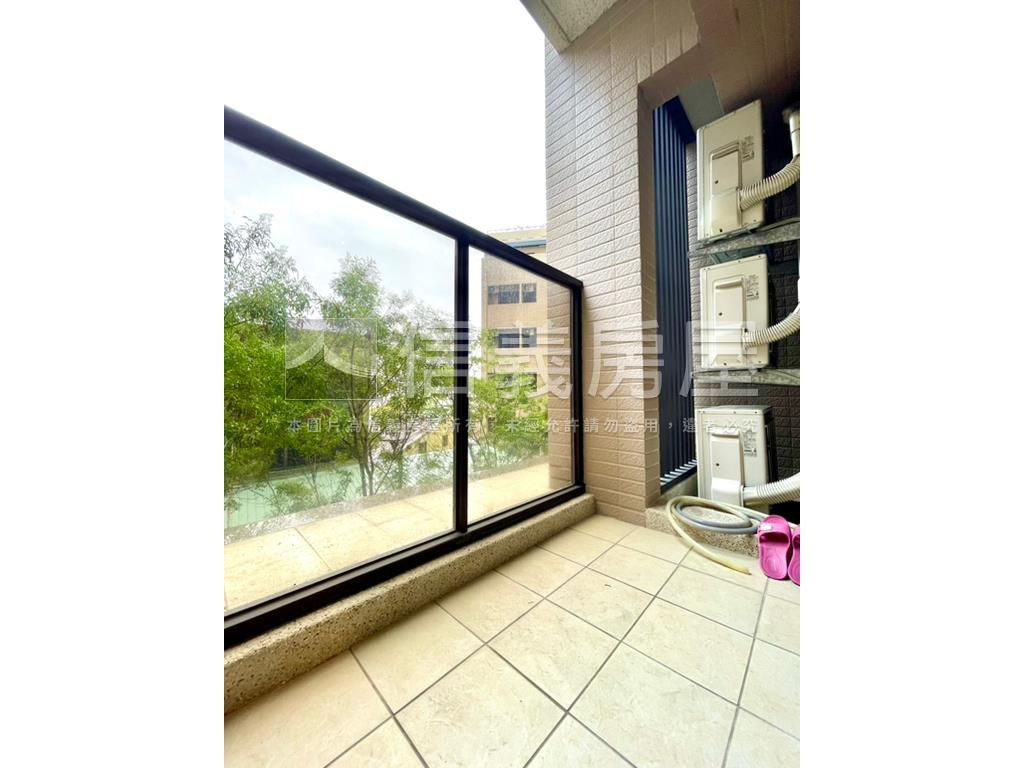 孩子王美裝潢平面車位房屋室內格局與周邊環境