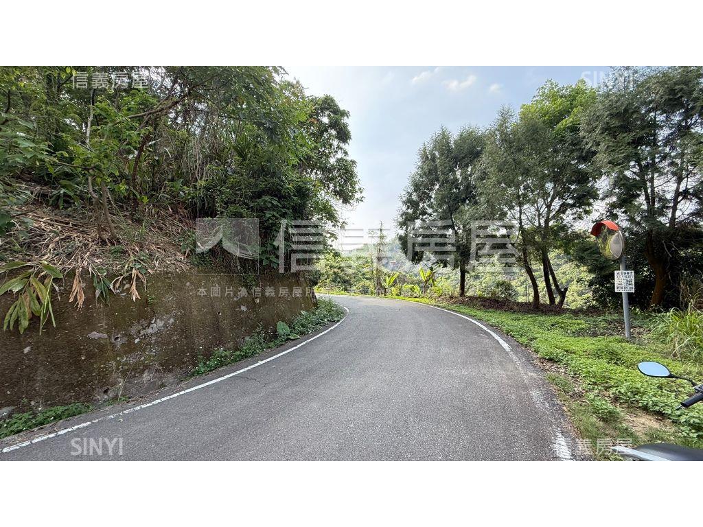 俗俗山坡地有水有電房屋室內格局與周邊環境
