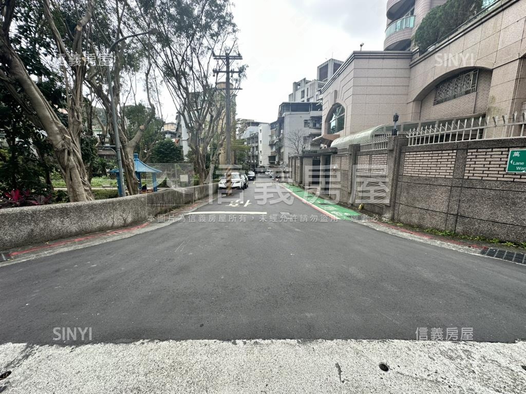 專任台大翰林坡平車位房屋室內格局與周邊環境