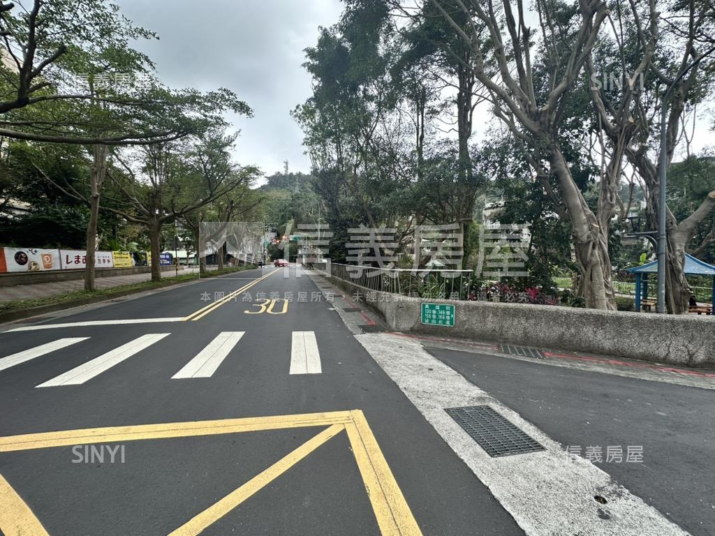 專任台大翰林坡平車位房屋室內格局與周邊環境