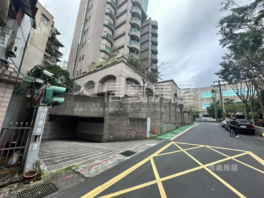 專任台大翰林坡平車位房屋室內格局與周邊環境