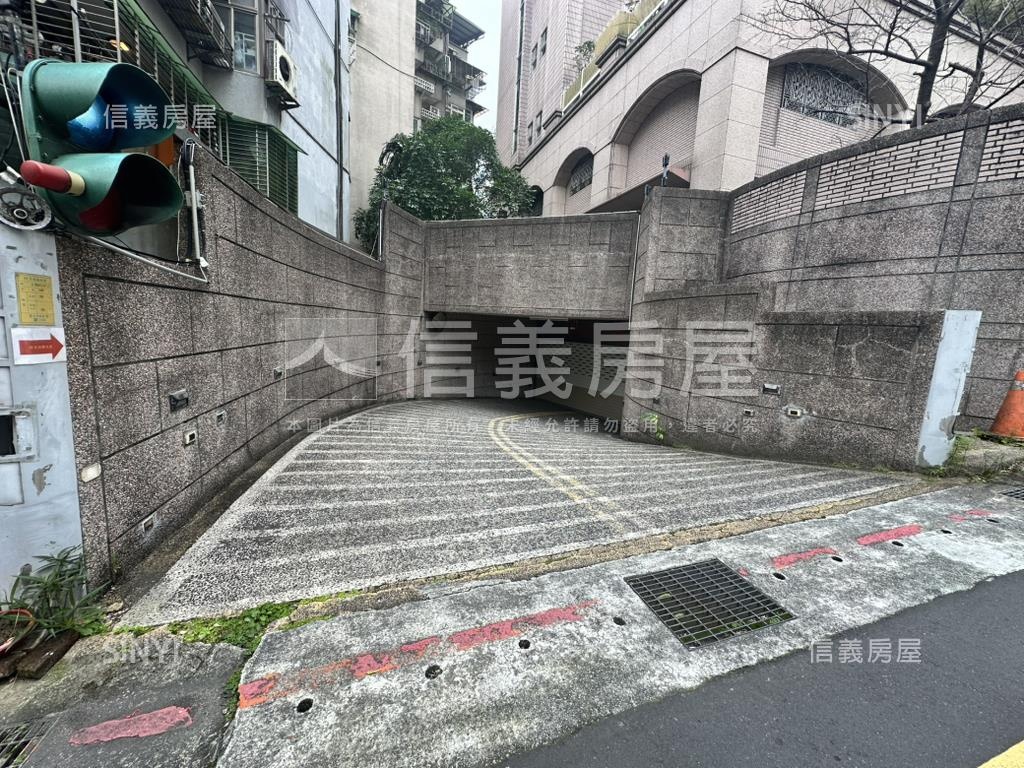 專任台大翰林坡平車位房屋室內格局與周邊環境