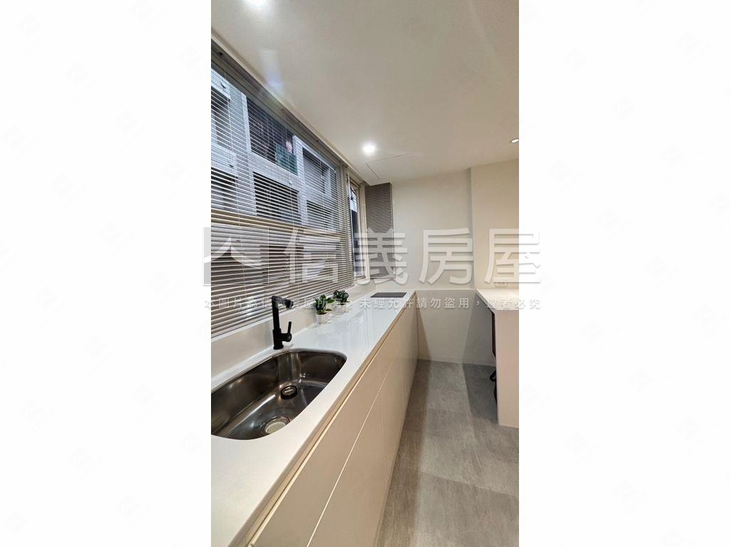 近捷運美妝精品兩房房屋室內格局與周邊環境