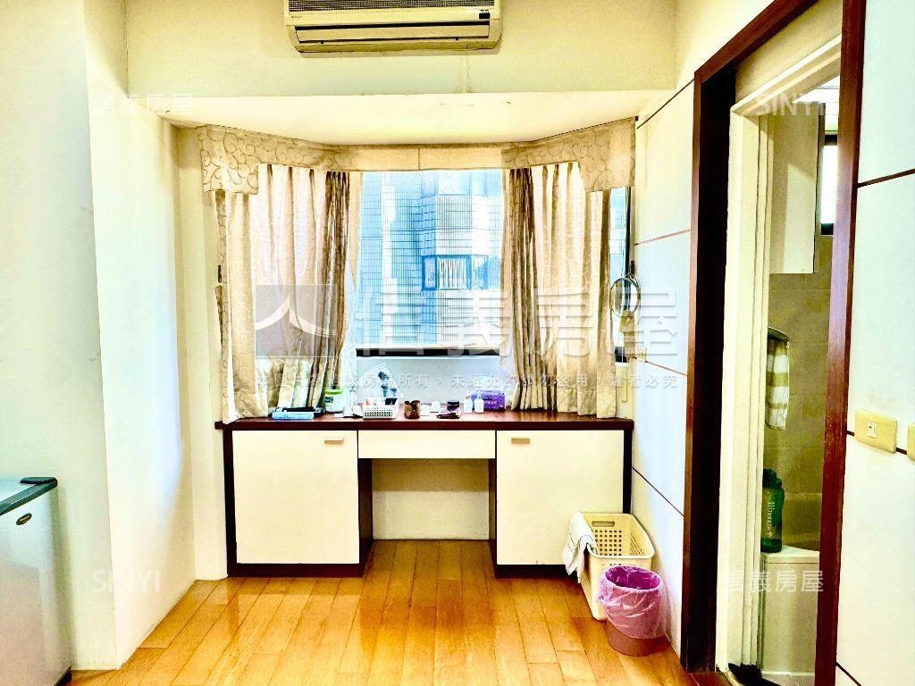 國泰英倫２房１室車位房屋室內格局與周邊環境