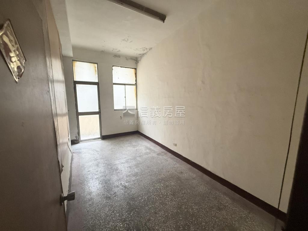 陽明學區騎樓式透天房屋室內格局與周邊環境
