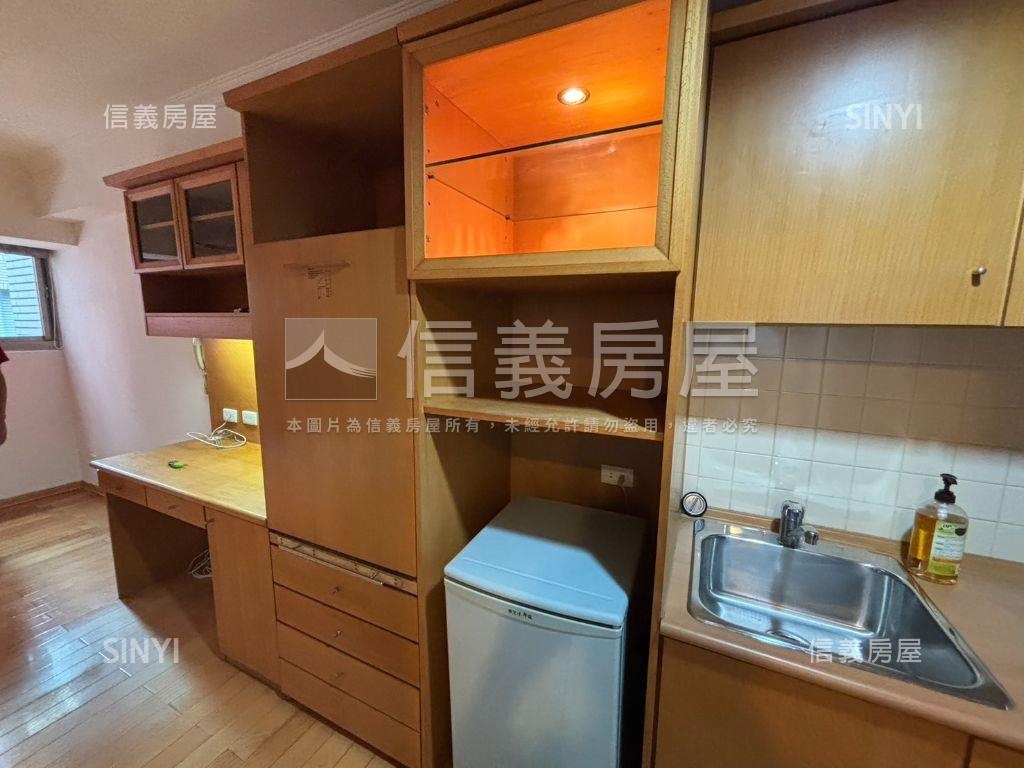 東區長榮核心一品套房房屋室內格局與周邊環境