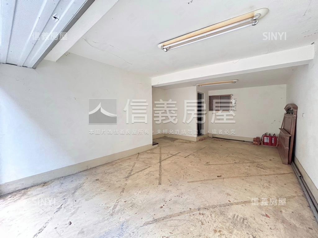 龍山邊間車庫別墅房屋室內格局與周邊環境