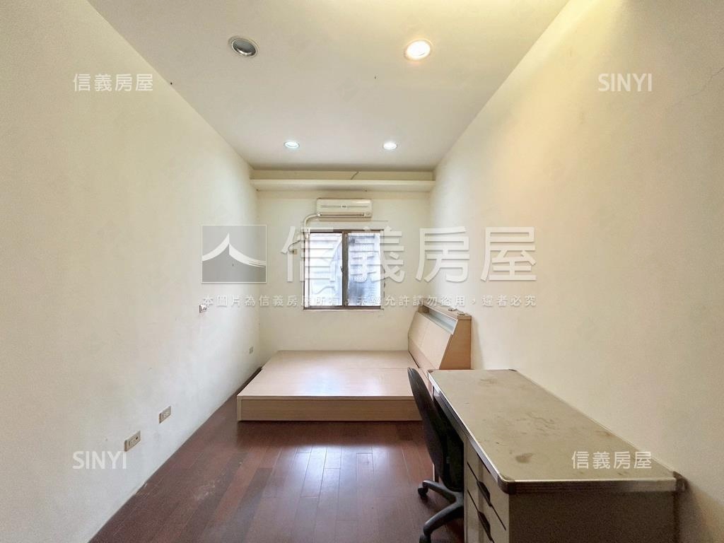 龍山邊間車庫別墅房屋室內格局與周邊環境