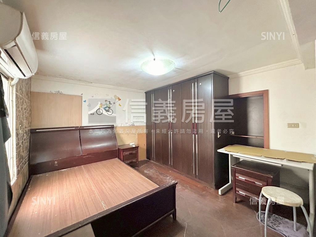 龍山邊間車庫別墅房屋室內格局與周邊環境