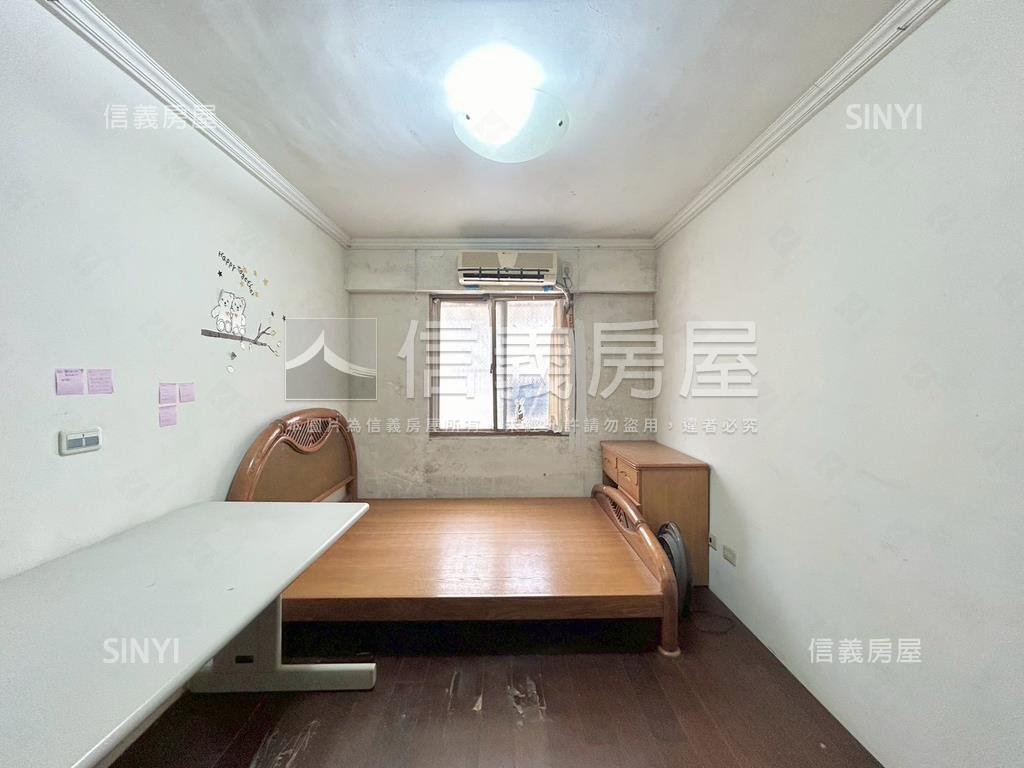 龍山邊間車庫別墅房屋室內格局與周邊環境