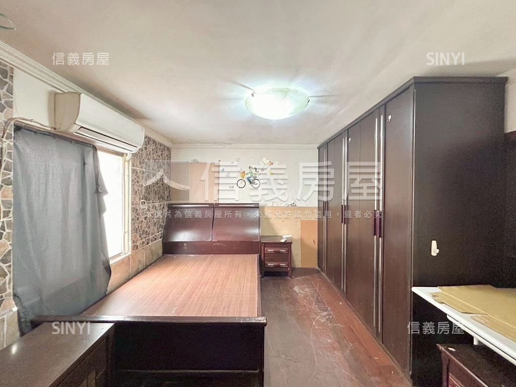 龍山邊間車庫別墅房屋室內格局與周邊環境