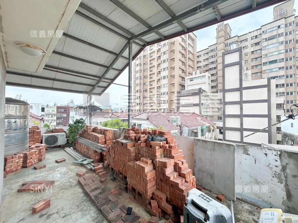 龍山邊間車庫別墅房屋室內格局與周邊環境