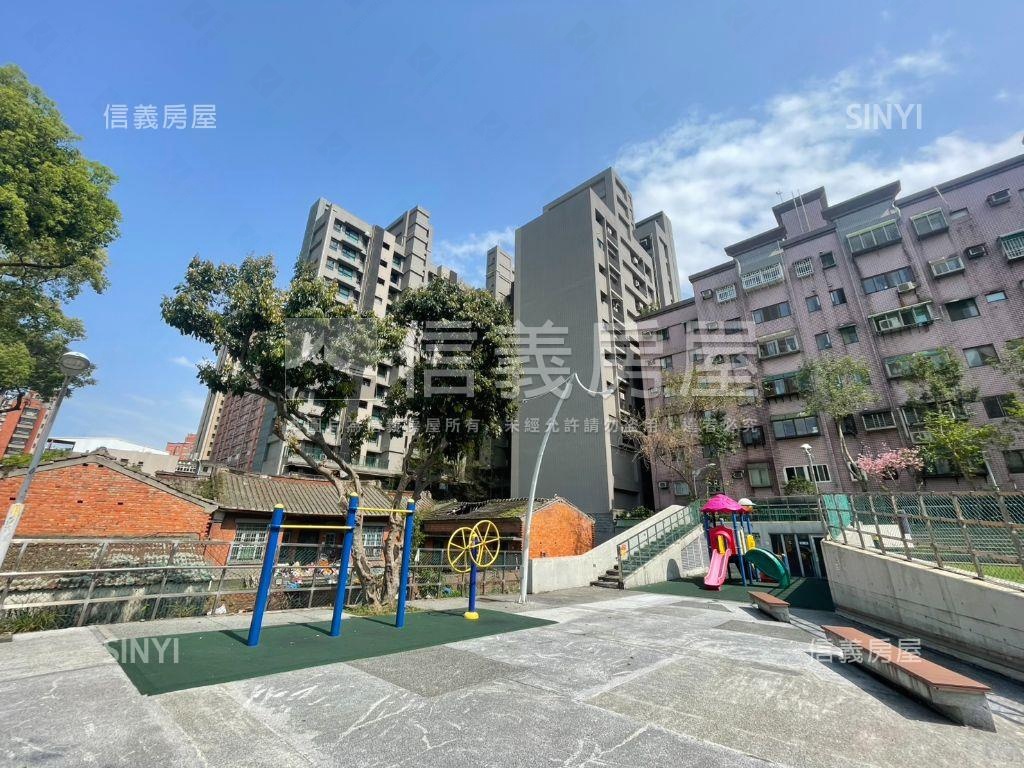 臻美近國小４房車位房屋室內格局與周邊環境